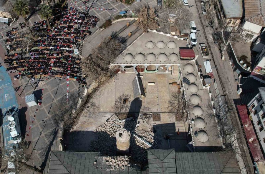 Deprem Sonrası Ulu Camii’nin Bahçesinde Cuma Namazı Kılındı