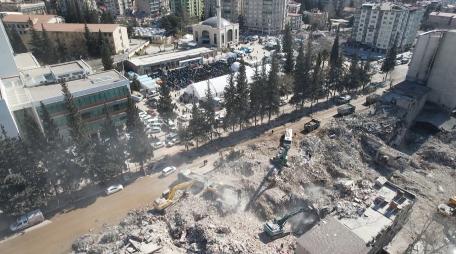 Bir Yanda Enkaz Kaldırma Çalışmaları, Diğer Yanda Cuma Namazı Havadan Görüntülendi