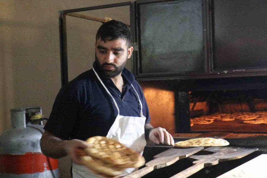 Yaptırdığı Seyyar Fırınla Depremzede Vatandaşlara Sıcak Ekmek Dağıtıyor