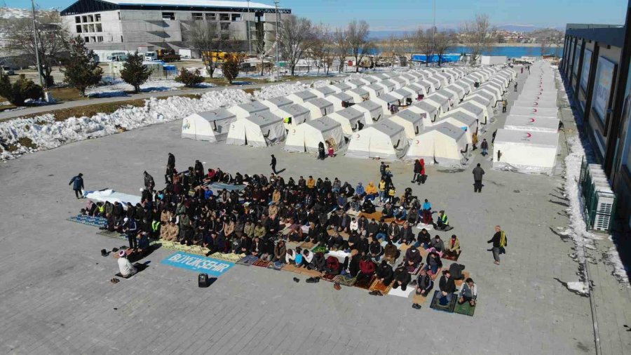 Depremin Gölgesinde Çadır Kentte Cuma Ve Gıyabi Cenaze Namazı