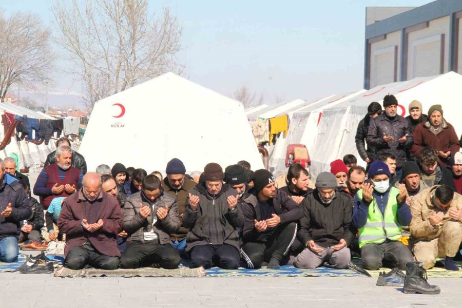 Depremin Gölgesinde Çadır Kentte Cuma Ve Gıyabi Cenaze Namazı