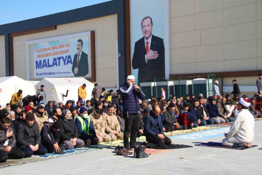 Depremin Gölgesinde Çadır Kentte Cuma Ve Gıyabi Cenaze Namazı