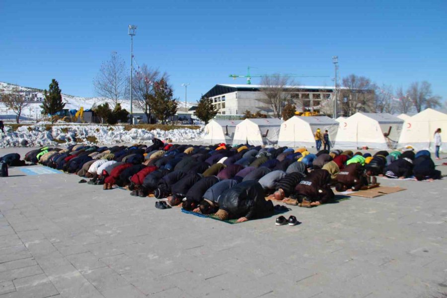 Depremin Gölgesinde Çadır Kentte Cuma Ve Gıyabi Cenaze Namazı