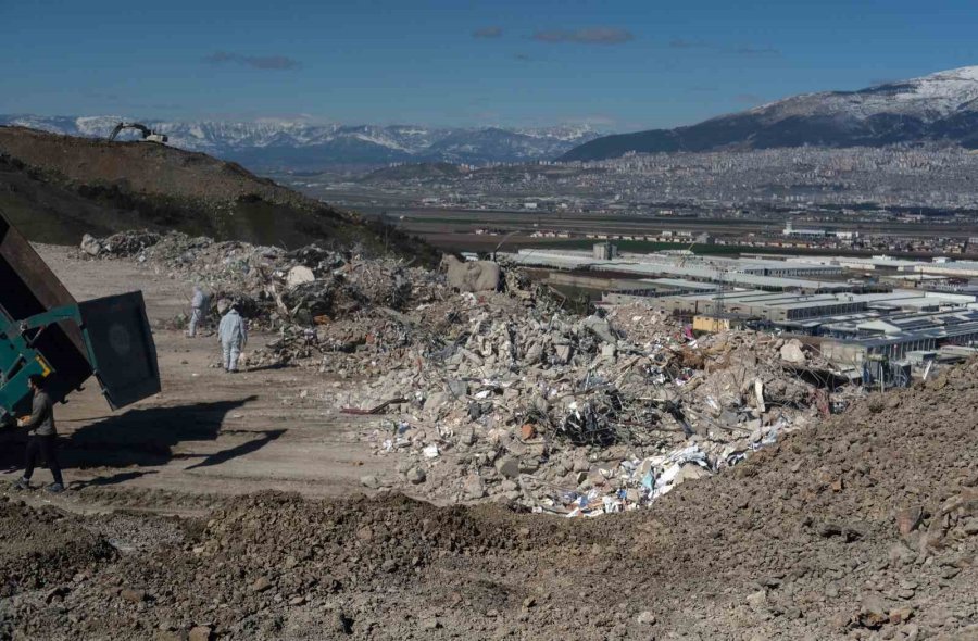 Kahramanmaraş’ta Taşınan Enkazlar Şehrin Manzarası İle Birleşti