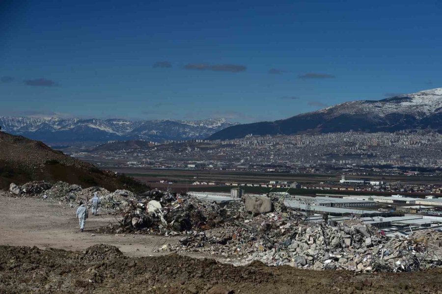 Kahramanmaraş’ta Taşınan Enkazlar Şehrin Manzarası İle Birleşti