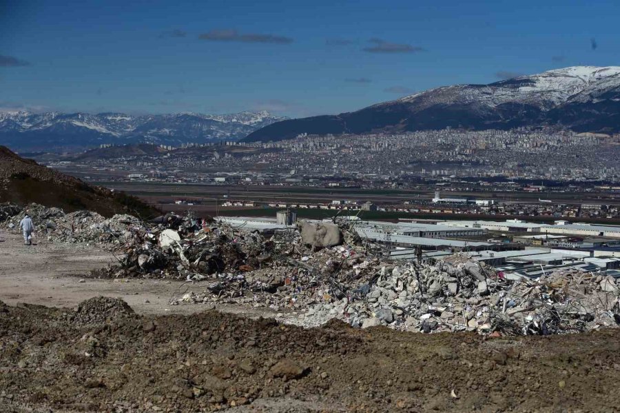 Kahramanmaraş’ta Taşınan Enkazlar Şehrin Manzarası İle Birleşti