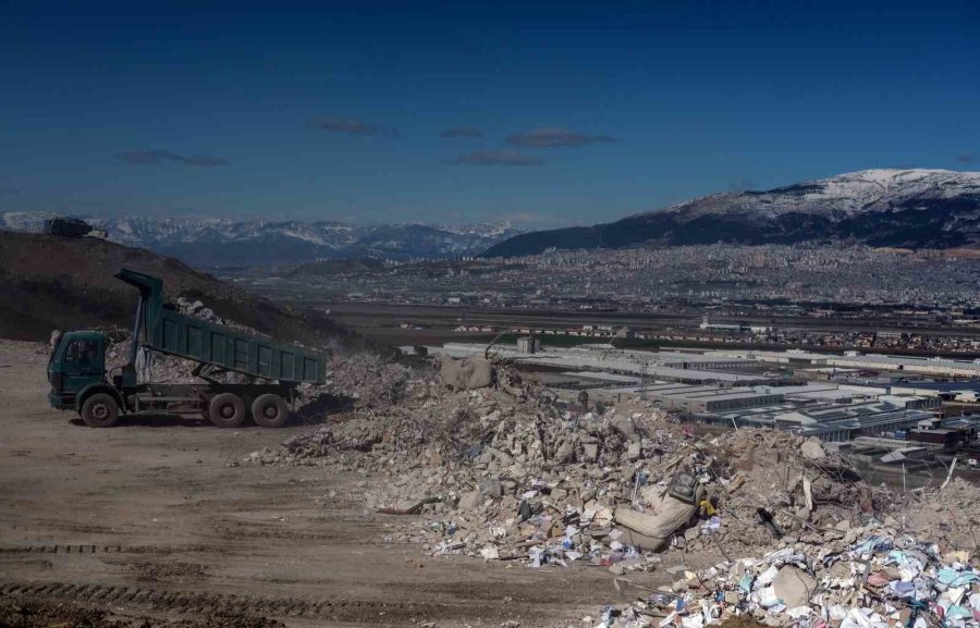 Kahramanmaraş’ta Taşınan Enkazlar Şehrin Manzarası İle Birleşti