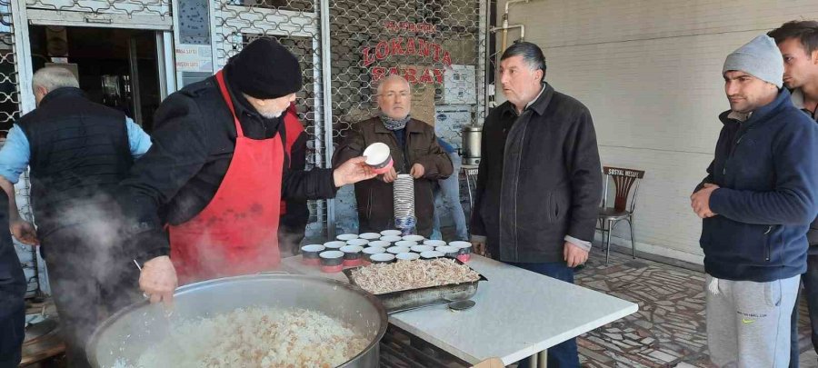 Ailesinden 4 Canı Kaybetti, Acısını İçine Attı, İnsanlara Yardıma Çalışıyor