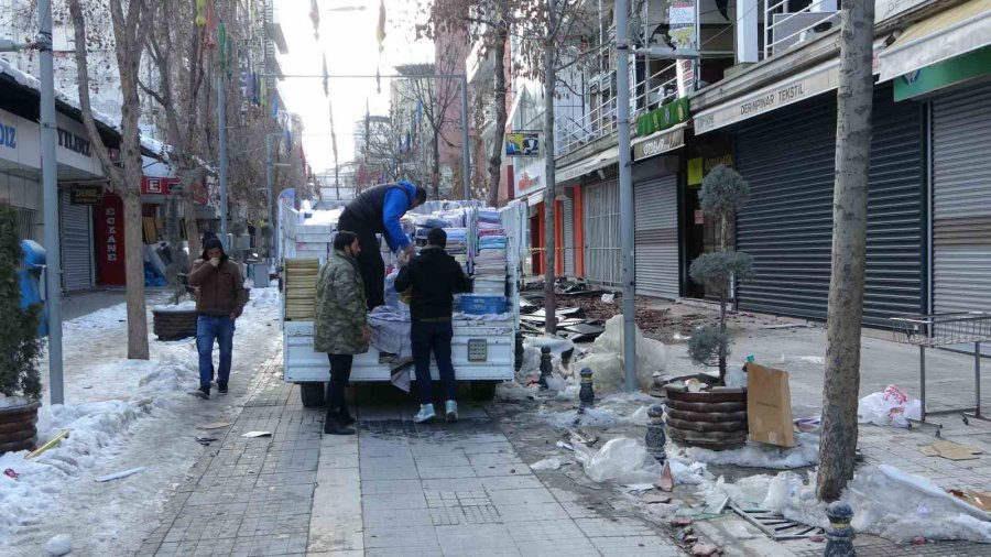 Esnaf Aldıkları Özel İzinle Enkaz Altında Kurtardıkları Ürünlerini Tahliye Ediyor