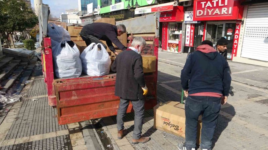 Esnaf Aldıkları Özel İzinle Enkaz Altında Kurtardıkları Ürünlerini Tahliye Ediyor