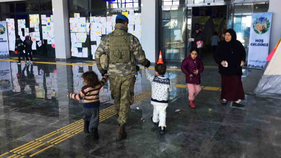 Mehmetçiğin Dikkati Sayesinde Depremzede İki Çocuk Kaybolmaktan Kurtuldu