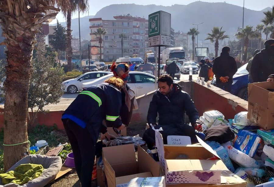 Akdeniz Belediyesi Sokakta Yaşayan Canlıları Da Unutmadı