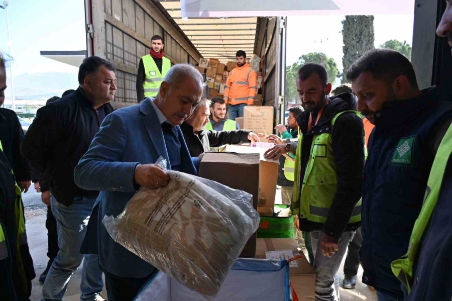 Osmaniye Belediyesi Afet Koordinasyon Merkezine Gelen Yardımları, Vatandaşlara Ulaştırılıyor