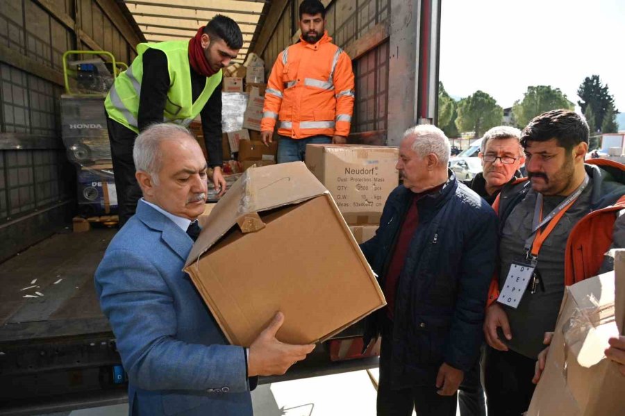 Osmaniye Belediyesi Afet Koordinasyon Merkezine Gelen Yardımları, Vatandaşlara Ulaştırılıyor