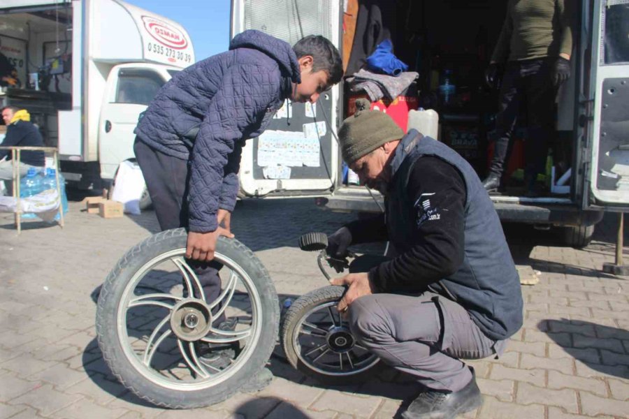 Deprem Bölgesine Giden Lastik Tamircileri Kimseyi Yolda Bırakmıyor