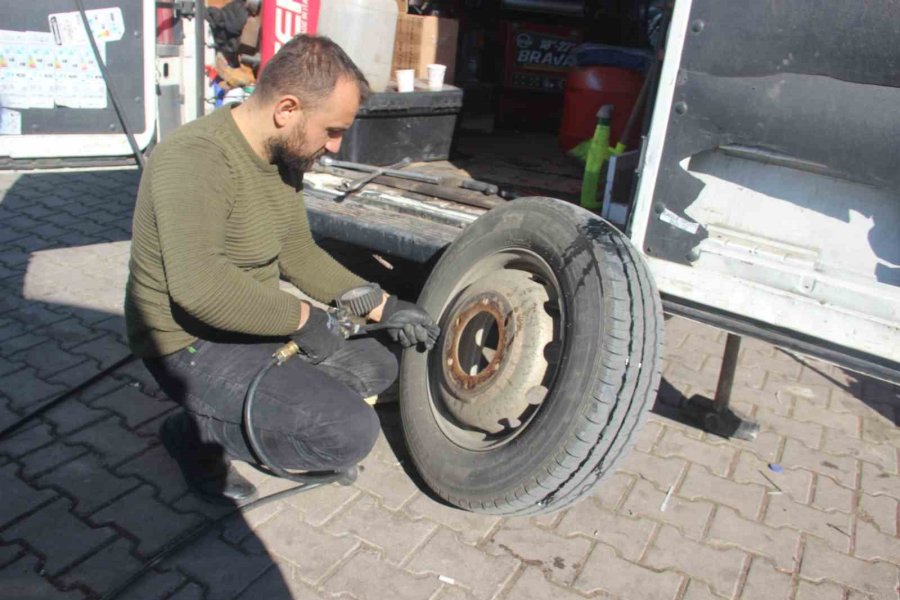 Deprem Bölgesine Giden Lastik Tamircileri Kimseyi Yolda Bırakmıyor