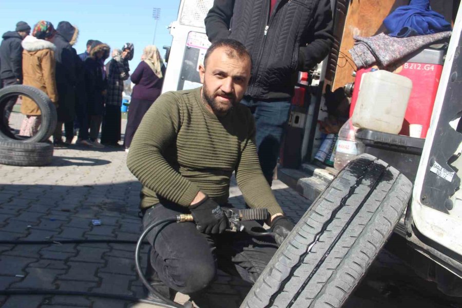 Deprem Bölgesine Giden Lastik Tamircileri Kimseyi Yolda Bırakmıyor