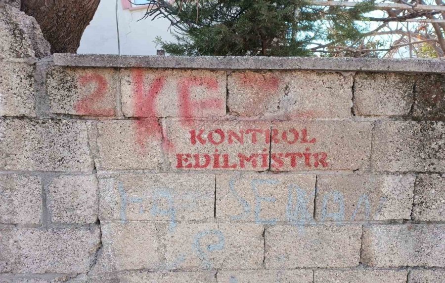 Adıyaman’da Kontrol Edilen Binalar İşaretlenip Yıkılıyor