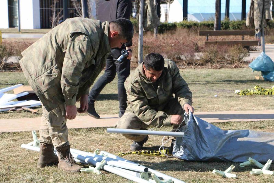 Diyarbakır’da Çadırlar Tek Noktaya Toplandı