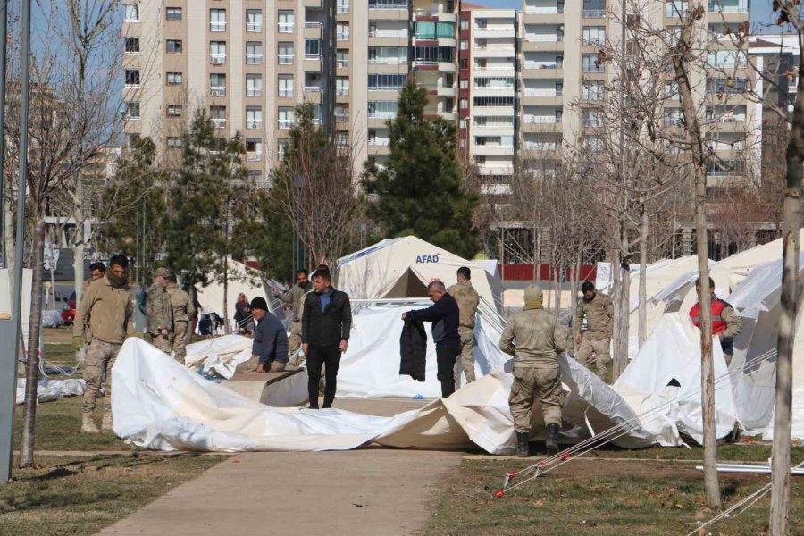 Diyarbakır’da Çadırlar Tek Noktaya Toplandı