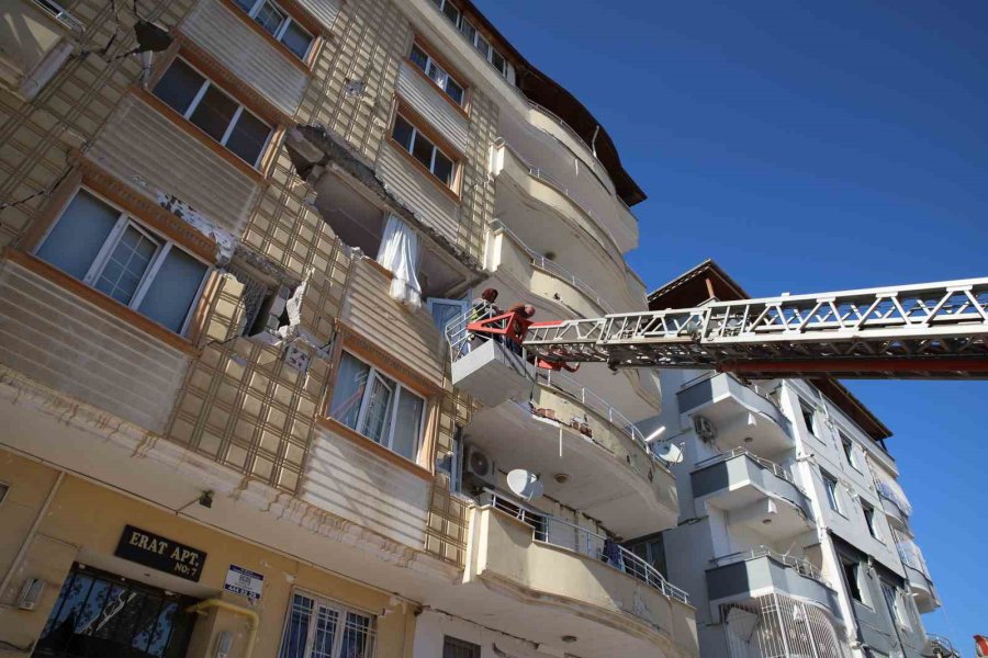 Komşusunun Kiraladığı Vinçle Ağır Hasarlı Evine Girdi, İnemeyince İtfaiye Tarafından Kurtarıldı