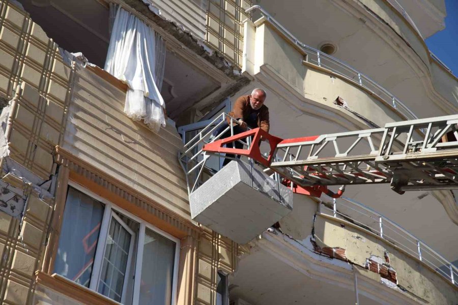 Komşusunun Kiraladığı Vinçle Ağır Hasarlı Evine Girdi, İnemeyince İtfaiye Tarafından Kurtarıldı