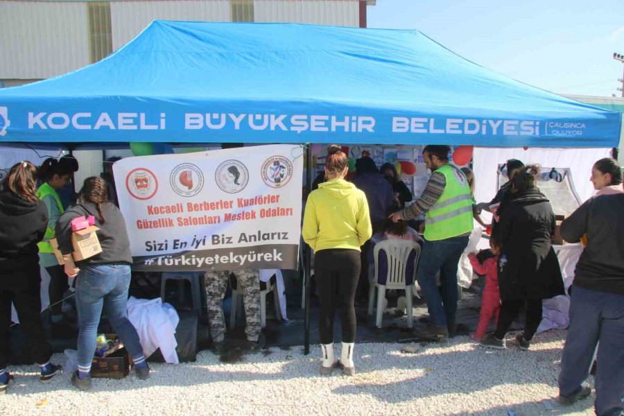 Kocaeli’den Gönüllü Gelen Berber Ve Kuaförler Hatay’da Depremzedelere Hizmet Sunuyor