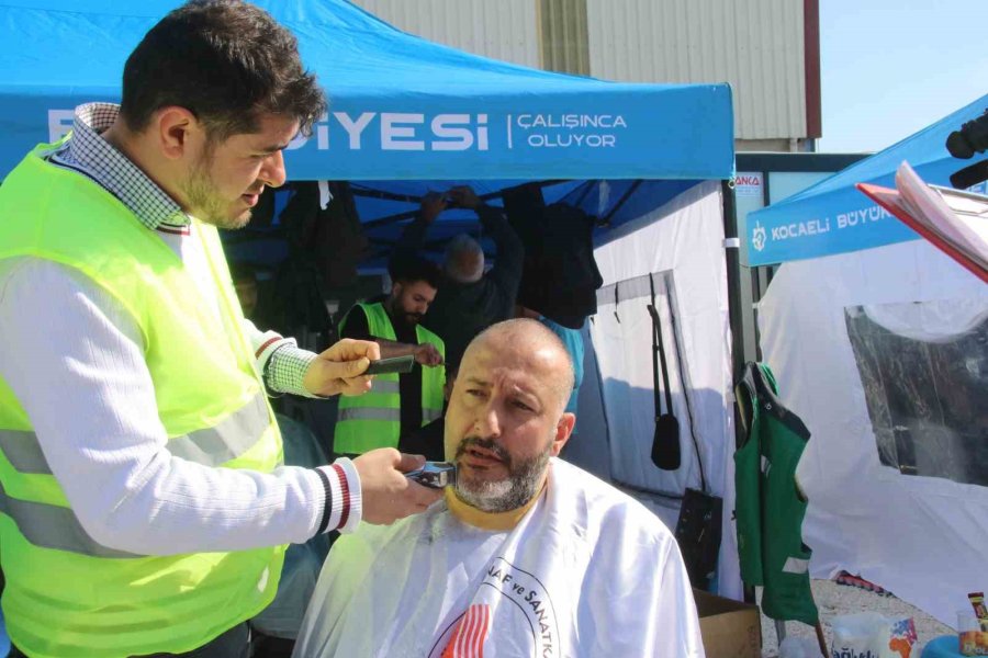 Kocaeli’den Gönüllü Gelen Berber Ve Kuaförler Hatay’da Depremzedelere Hizmet Sunuyor