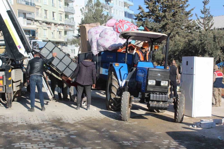 Nurdağı’ndaki Depremzedeler Yarım Kalan Hayalleriyle İlçeyi Terk Ediyor