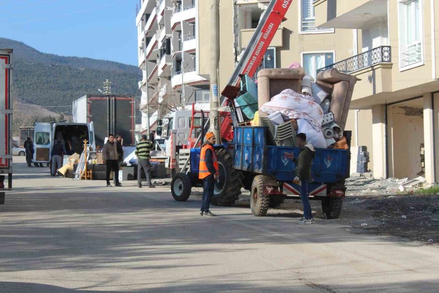 Nurdağı’ndaki Depremzedeler Yarım Kalan Hayalleriyle İlçeyi Terk Ediyor