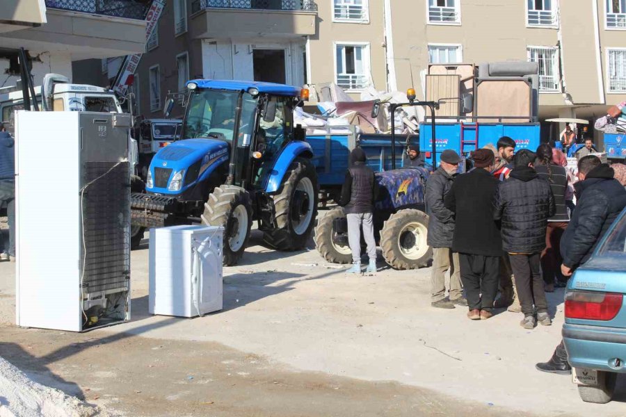 Nurdağı’ndaki Depremzedeler Yarım Kalan Hayalleriyle İlçeyi Terk Ediyor