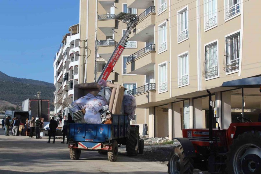 Nurdağı’ndaki Depremzedeler Yarım Kalan Hayalleriyle İlçeyi Terk Ediyor