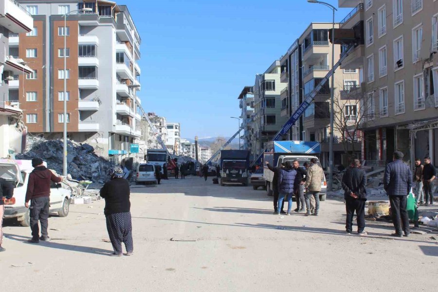 Nurdağı’ndaki Depremzedeler Yarım Kalan Hayalleriyle İlçeyi Terk Ediyor