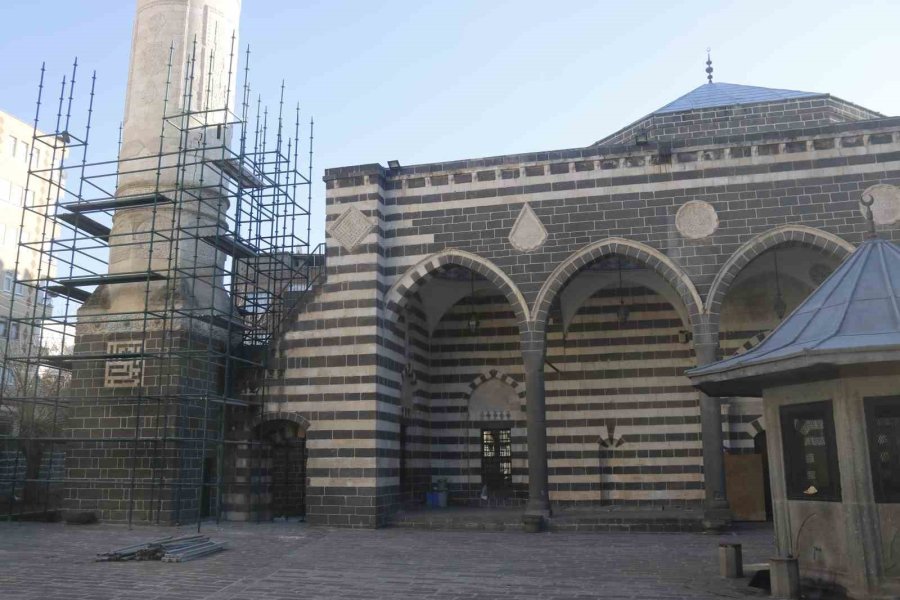 Diyarbakır’da 5 Asırlık Parlı Sefa Camisinin Minaresi Depremden Zarar Gördü