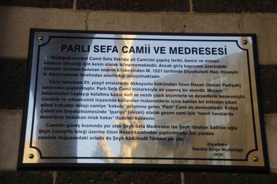 Diyarbakır’da 5 Asırlık Parlı Sefa Camisinin Minaresi Depremden Zarar Gördü