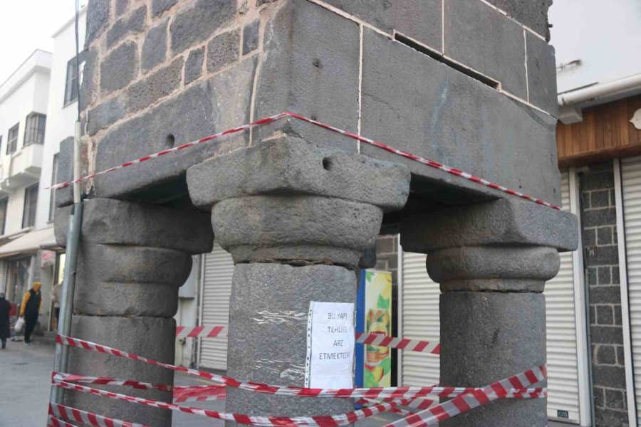 Diyarbakır’da 5 Asırlık Parlı Sefa Camisinin Minaresi Depremden Zarar Gördü