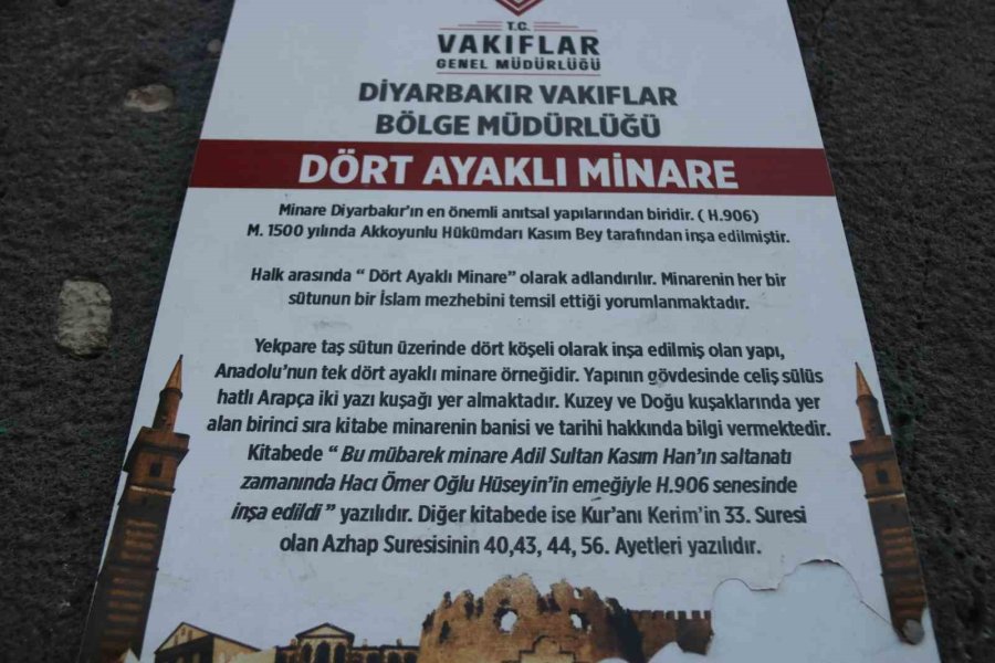 Diyarbakır’da 5 Asırlık Parlı Sefa Camisinin Minaresi Depremden Zarar Gördü