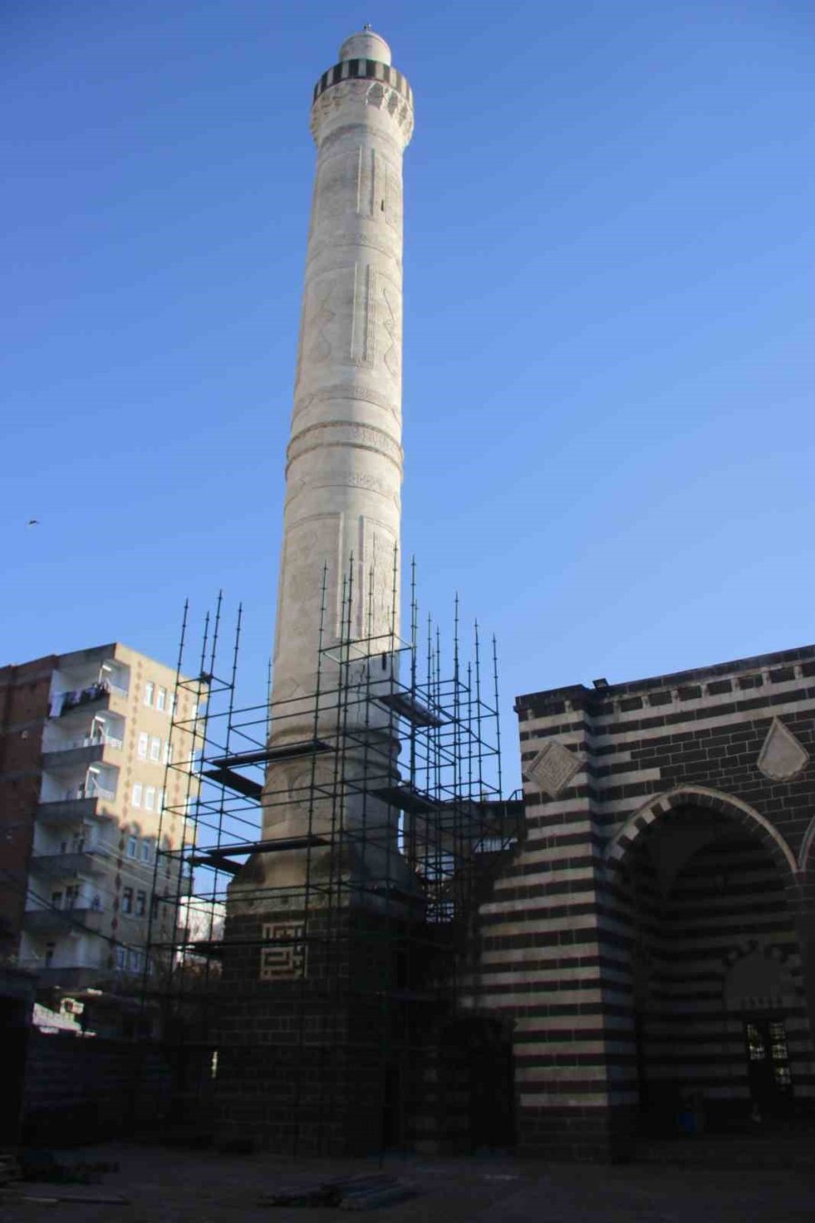 Diyarbakır’da 5 Asırlık Parlı Sefa Camisinin Minaresi Depremden Zarar Gördü