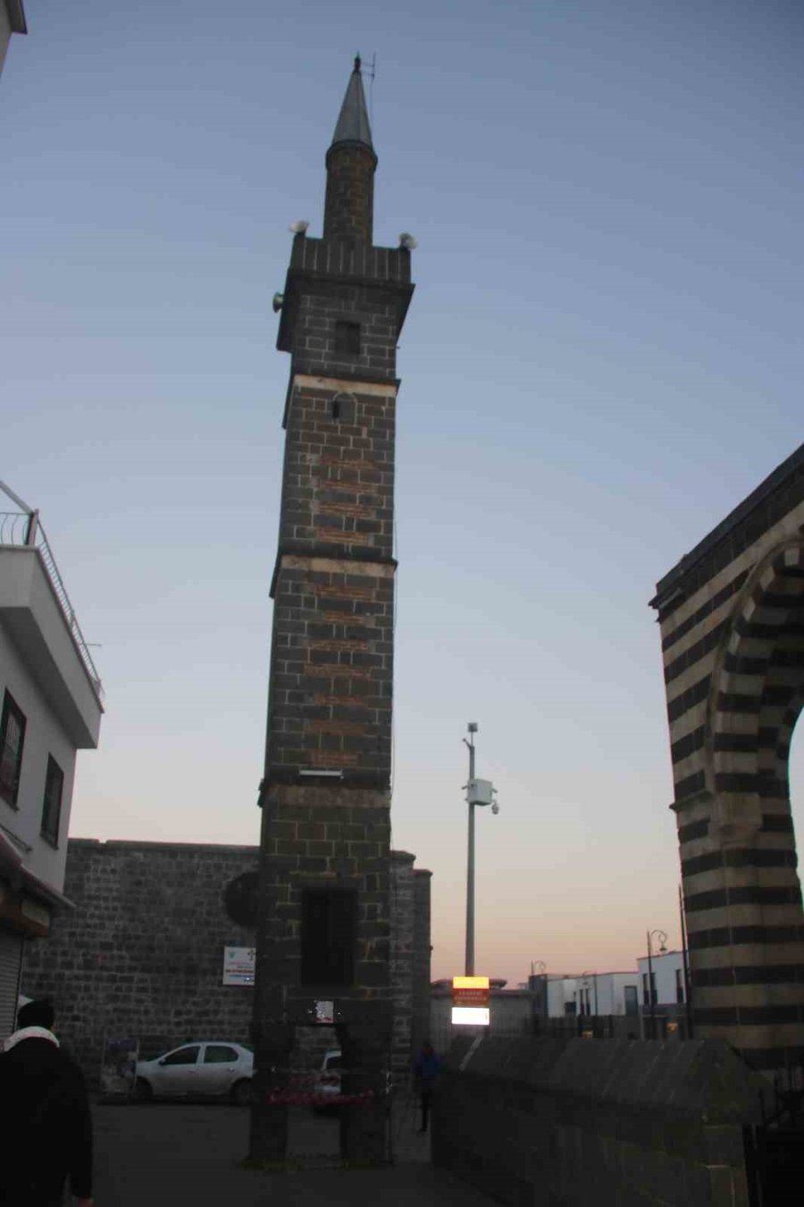 Diyarbakır’da 5 Asırlık Parlı Sefa Camisinin Minaresi Depremden Zarar Gördü