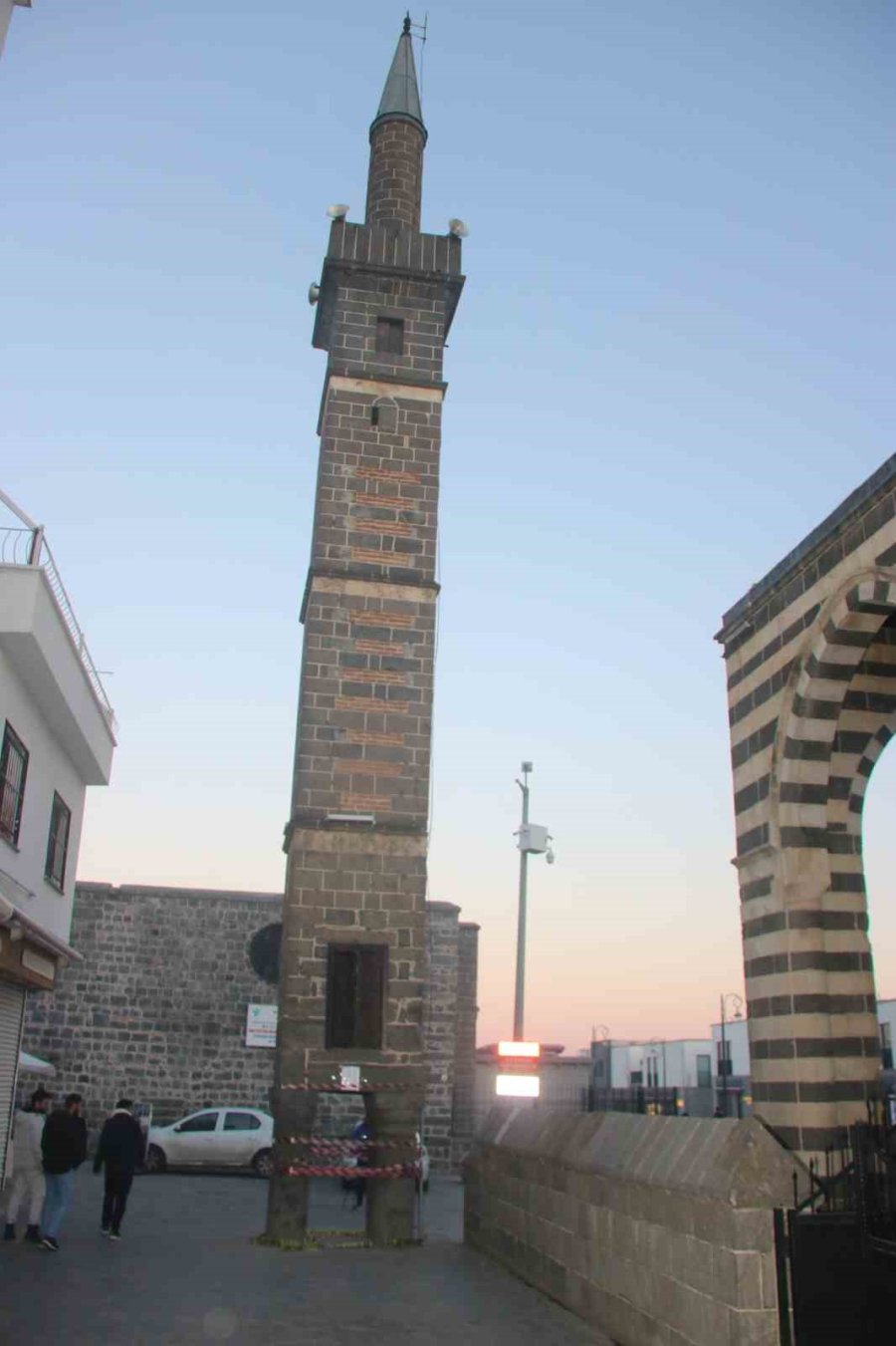 Diyarbakır’da 5 Asırlık Parlı Sefa Camisinin Minaresi Depremden Zarar Gördü