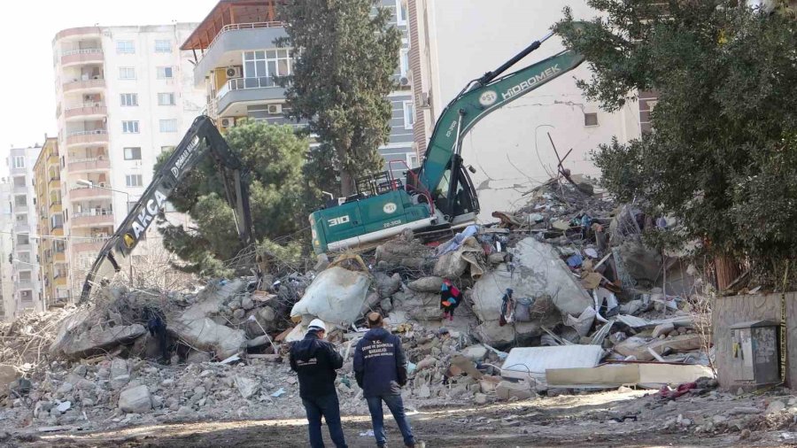 Osmaniye’de Yıkıcı Depremin İzleri Siliniyor