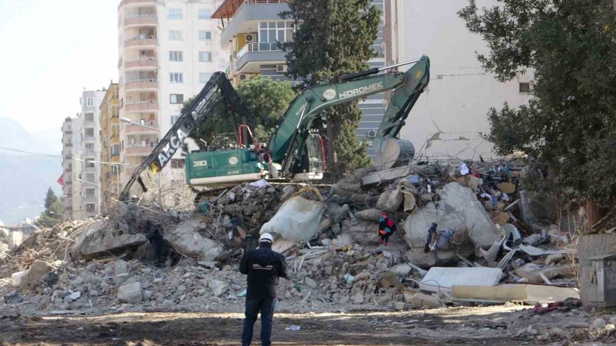 Osmaniye’de Yıkıcı Depremin İzleri Siliniyor