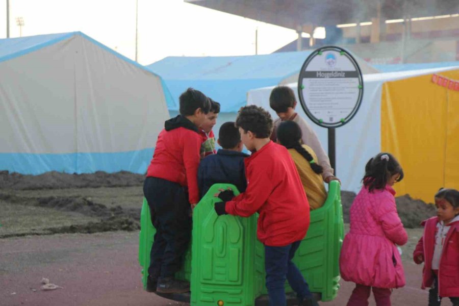 Deprem Korkusu Yerini Çocuk Cıvıltısına Bıraktı