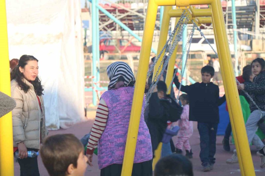 Deprem Korkusu Yerini Çocuk Cıvıltısına Bıraktı