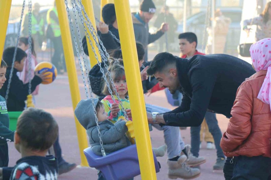 Deprem Korkusu Yerini Çocuk Cıvıltısına Bıraktı