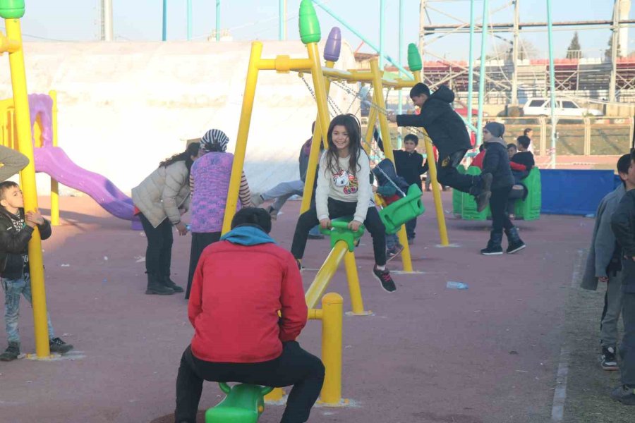 Deprem Korkusu Yerini Çocuk Cıvıltısına Bıraktı