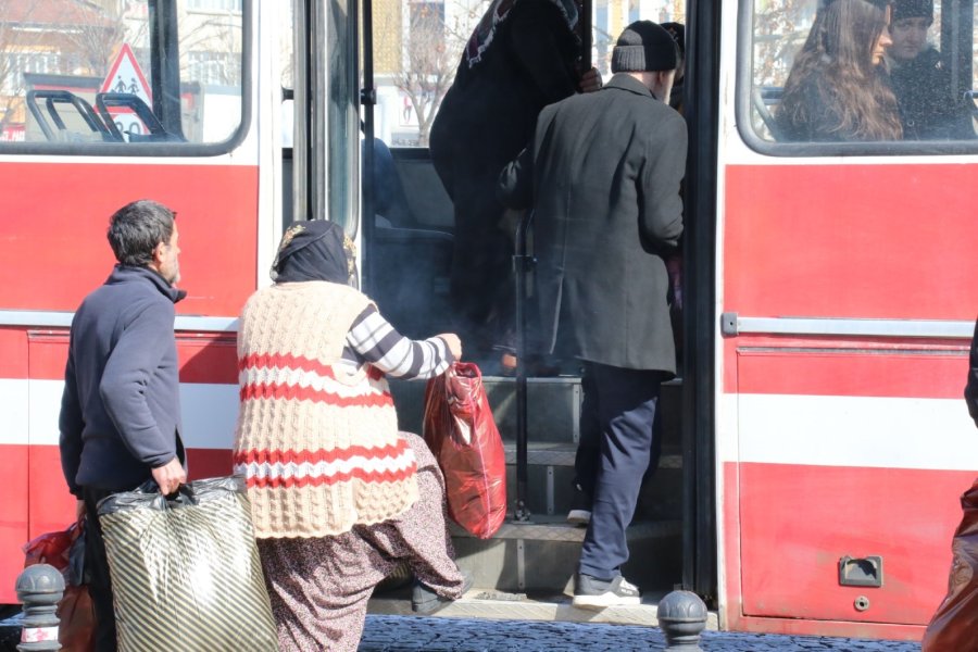 Akşehir Belediyesi’nden Depremzedeler İçin Ücretsiz Servis