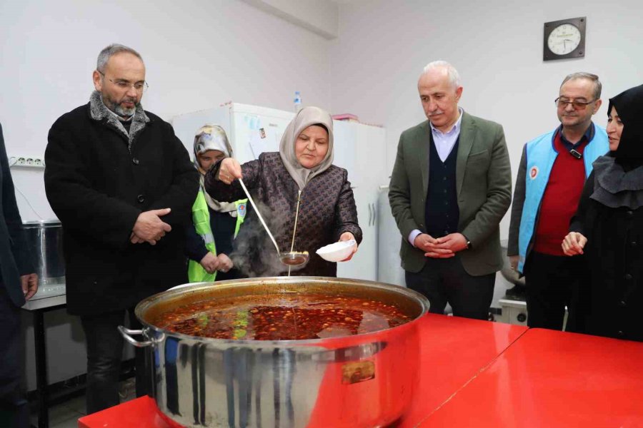 Akdeniz’de Depremzedeler İçin Günlük 2 Bin Kişilik Sıcak Yemek Çıkıyor