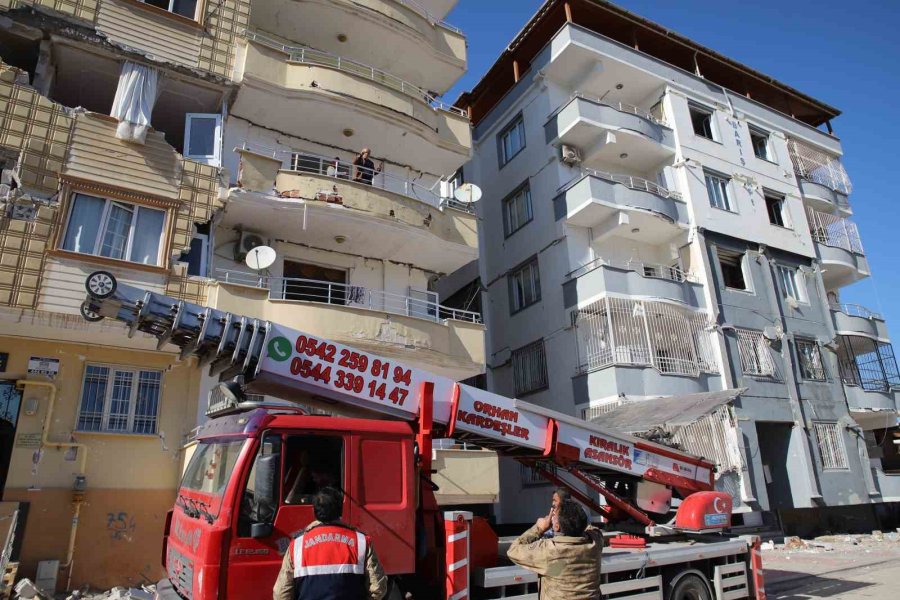 Komşusunun Kiraladığı Vinçle Ağır Hasarlı Evine Girdi, İnemeyince İtfaiye Tarafından Kurtarıldı