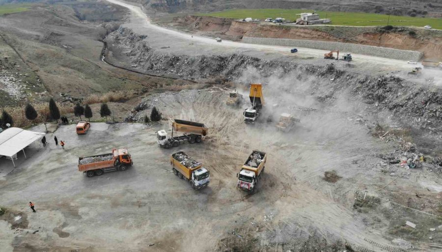 Depremde Yıkılan Binaların Binlerce Tonluk Enkazı Şehir Dışına Taşınıyor